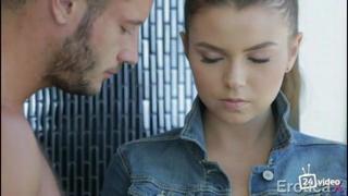 Арқасында кеме татуировкасы бар брюнеткамен секс