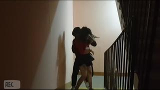 Шок камера в подъезде засняла принуждение студентки к сексу [ русское глубокий минет препод и студентка на столе домашнее ]