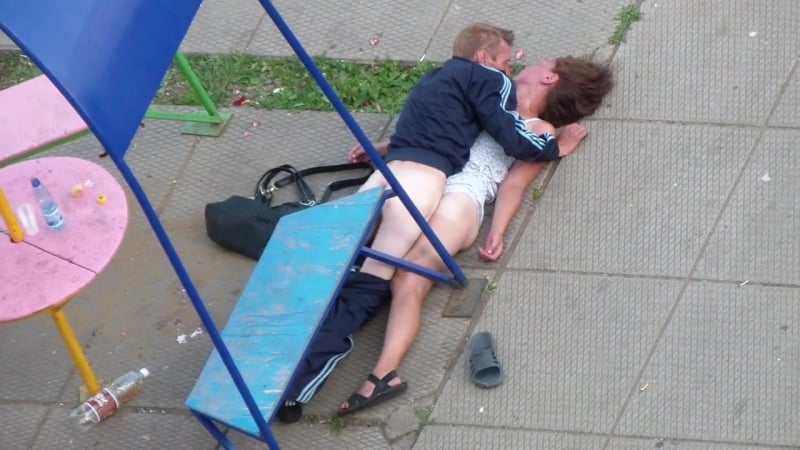 Бомж ебет пьяную шкуру