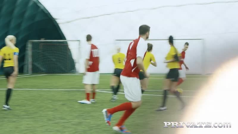 Футболисты трахнули футболисток в раздевалке порно