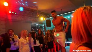 Реальное секс пати Soiree Hardcore порно , секс , пати , Orgy , Soiree , минет , лесбо , Teenage , негр , в , презервативе , вечеринка , групповое , ебля