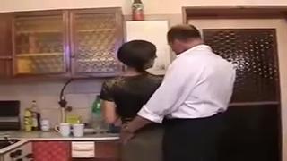 Семейное видео секса жены с другом семьи в домашних условиях