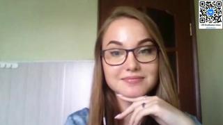 Парень развел девушку на раздевание