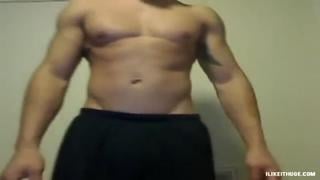 Мужик покаживает свой огромный член