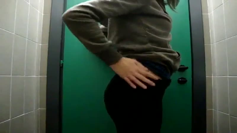 На перемене в школьном туалете удовлетворила свою дырочку пошлые студентки