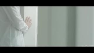 Красивый и безумно нежный секс молодой пары на диване