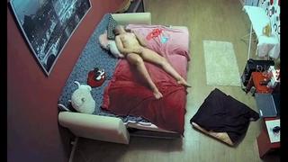 Молодые дрочит пока никого нет дома и громко кончает(hz,solo,hidden cam,voyeur,masturbate,подглядывание,подсмотр)