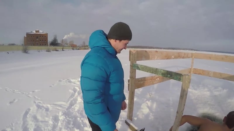 Купание в проруби голышом