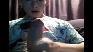 Молодой пацан с нереально толстым членом