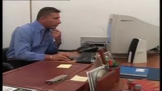 Взял ее силой прям на столе в офисе, довыпендривалась сучка крашенная в а потом ей в попочку заехал своим елдаком!