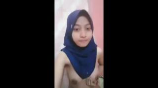 Hijab cantik bugil mainin toket di kamar