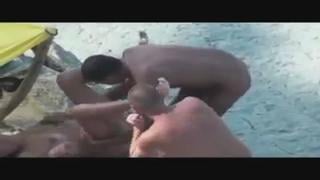 Два мужика трахают жену одного из них на пляже