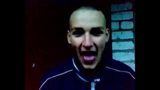 Скинхэд ломает дом своей башкой