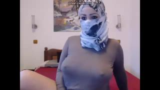 Арабская женщина играет своей грудь и мастурбирует/ arab woman playing his breasts and masturbating