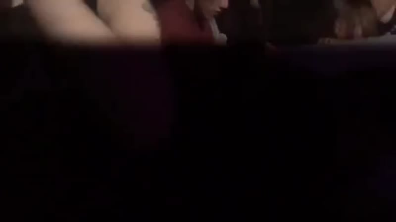 Чпокнул прямо на концерте