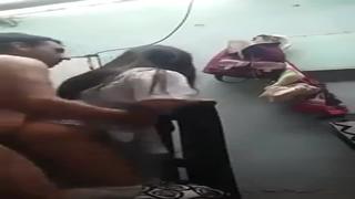 Liseli Körpe Kızın Eteğini Sıyırıp Sikiyor