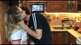 Облил сестрëнку водой чтобы развести на секс ( домашнее,русское, трахает, сестра, хентай, порно ) mp4