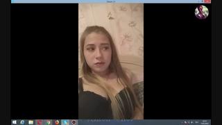 Жігіт осы әдемі кеуделі қызыл шаштың бетіне тура келеді