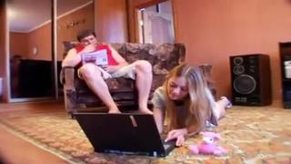 Привела подругу для папочки