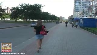 Русские пикаперы сняли блондинку на дороге и повезли в лес трахать