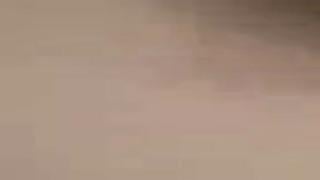 Юля жужа показывает свои маленькие сисечки в ванной в перископе periscope