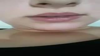 Aybüke ласкает киску пальчиками постанывая в перископе periscope