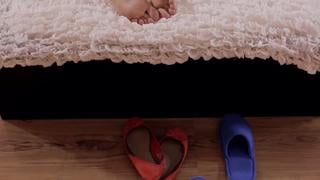 Красивые молодые русские лесби девушки без сисек с голой жопой целует губы и рот лесбиянки инцест домашнее порно секс эротика ню