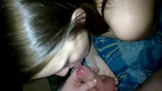 Молодая пробует сперму и минет в первый раз , ей нравится сперма в ротик