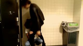 Скрытая камера сняла как выпускница берет в рот член в туалете