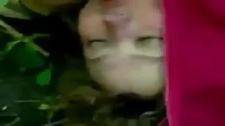 После пьянки в лесу решил кончить на лицо спящей дурех