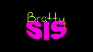 Молодая подруга парня во время путешествия в трейлере успевает трахнуться с девушкой