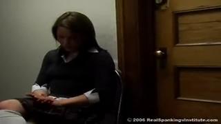 Школьницу клару порет ремнем учительница в комнате для наказаний