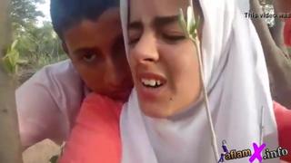 مغربية تتناك من عشيقها فى مكان مهجور porn video on BrownPorn