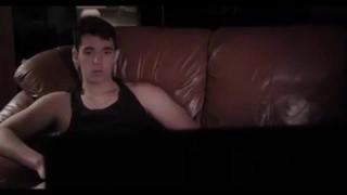 Сынок трахнул мамашу возле телевизора