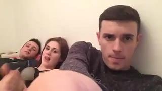 Кішкентай салбыраған сиськи бар жетілген әйелдер (порно видео) Кунилингуспен және минетпен жатын бөлмесінде романтикалық секс