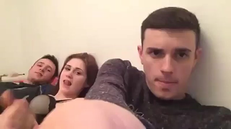 русская вписка с еблей Шлюха на вписке легла с двумя парнями и начала сосать и дрочить им,а пацаны  сняли всё и выложили в интернет/порно/секс/porno/sex - BEST XXX TUBE