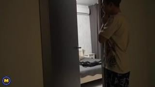 Горячая тётя спалила, как племянник дрочит на её бельё и трахнулась с ним