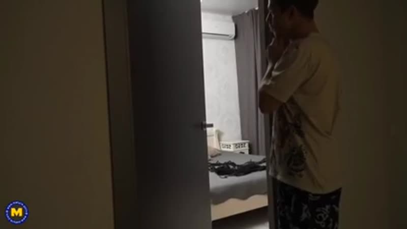 Горячая тётя спалила, как племянник дрочит на её бельё и трахнулась с ним