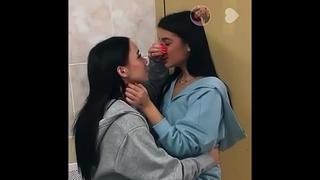 Слив шлюшка амина tenderlybae сосется с лесби подружкой / твои блогерши