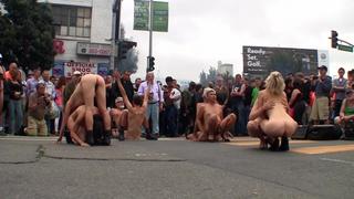 Перфоманс обнажение на улице jess curtis symmetry project folsom street fair 2