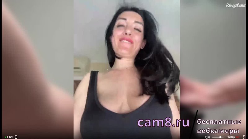 Ахуеая шлюха разговаривает матом и дрочит свою пиздень