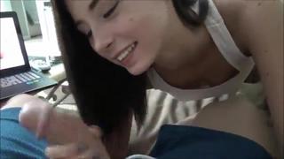 Сестра застукала как брат дрочит на порнуху инцест домашнее секс 360p