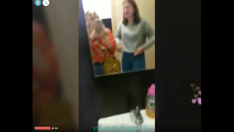 Задарала майку в школьном туалете и спалила лиф periscope перископ