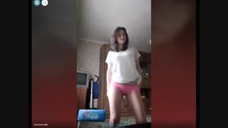 Сексуальная девушка в розовых трусиках танцует periscope перископ