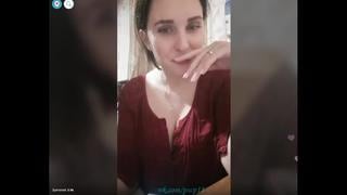 Сексуальная девушка развлекается в чате и светит бельем 1 periscope перископ