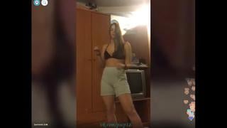 Сексуальные подружки почереди снимают майки и светят лифчиками periscope перископ