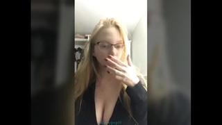 Сексуальная девушка в очках с большой грудью periscope перископ