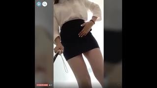  Школьница разделась прямо в подъезде 