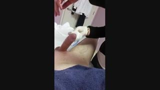 sikine ağda yaptırırken yanlışlıkla boşalıyor