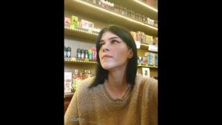 Продавщица мастурбирует на работе в магазине 18+